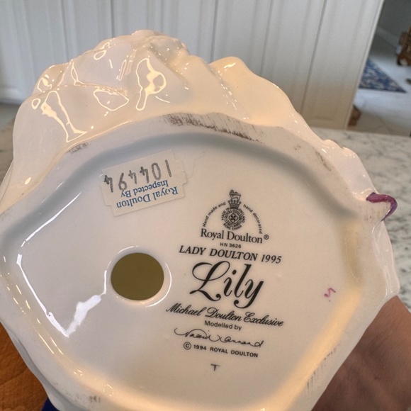 Lady Doulton Lily Royal Doulton Figurine HN3626. 1995 Limited Edition. - Picture 9 of 10